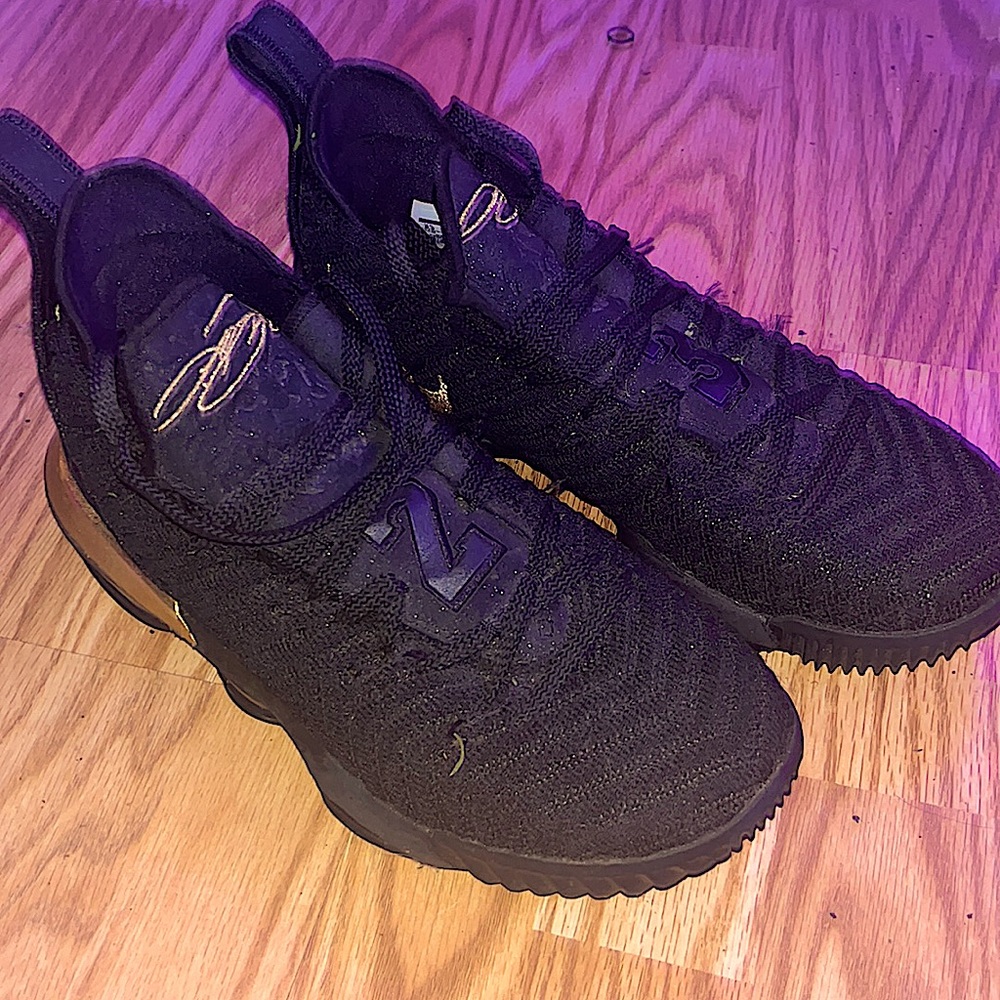 Lebron 16 I’m king shoes - Picture 1 of 3